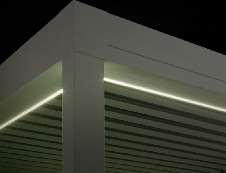 PERGOLA BIOCLIMATICA A LAMELLE ORIENTABILI ADDOSSATA VISION PRATIC